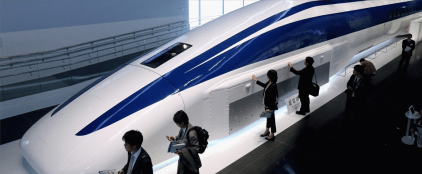 Technische innovatie: Belangstellenden bekijken het model van de nieuwe maglev (magnetic levitation) trein die over ruim 10 jaar Tokio met Nagoya gat verbinden